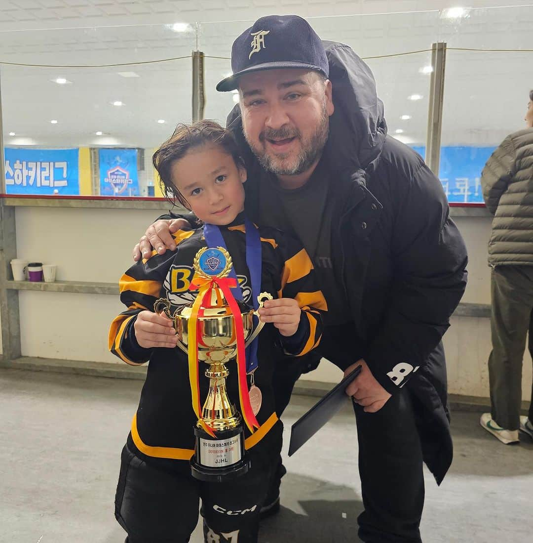 サム・ハミントンのインスタグラム：「We didn’t get first place, but we sent a team of seven year olds to play against eight year olds and we came third!  This kid played out of position a lot and he showed his tenacity playing defense, but also played a team focused tourney.  He only scored one goal but did all the small things, and showed great vision with his pass plays.  This kid makes me so proud!  Love ya mate @williamhammington」