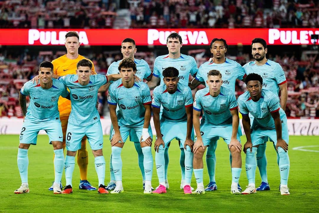 ジョアン・フェリックスのインスタグラム：「Aún queda mucho por jugar en esta Liga! Juntos! Visca Barca 💙❤️」