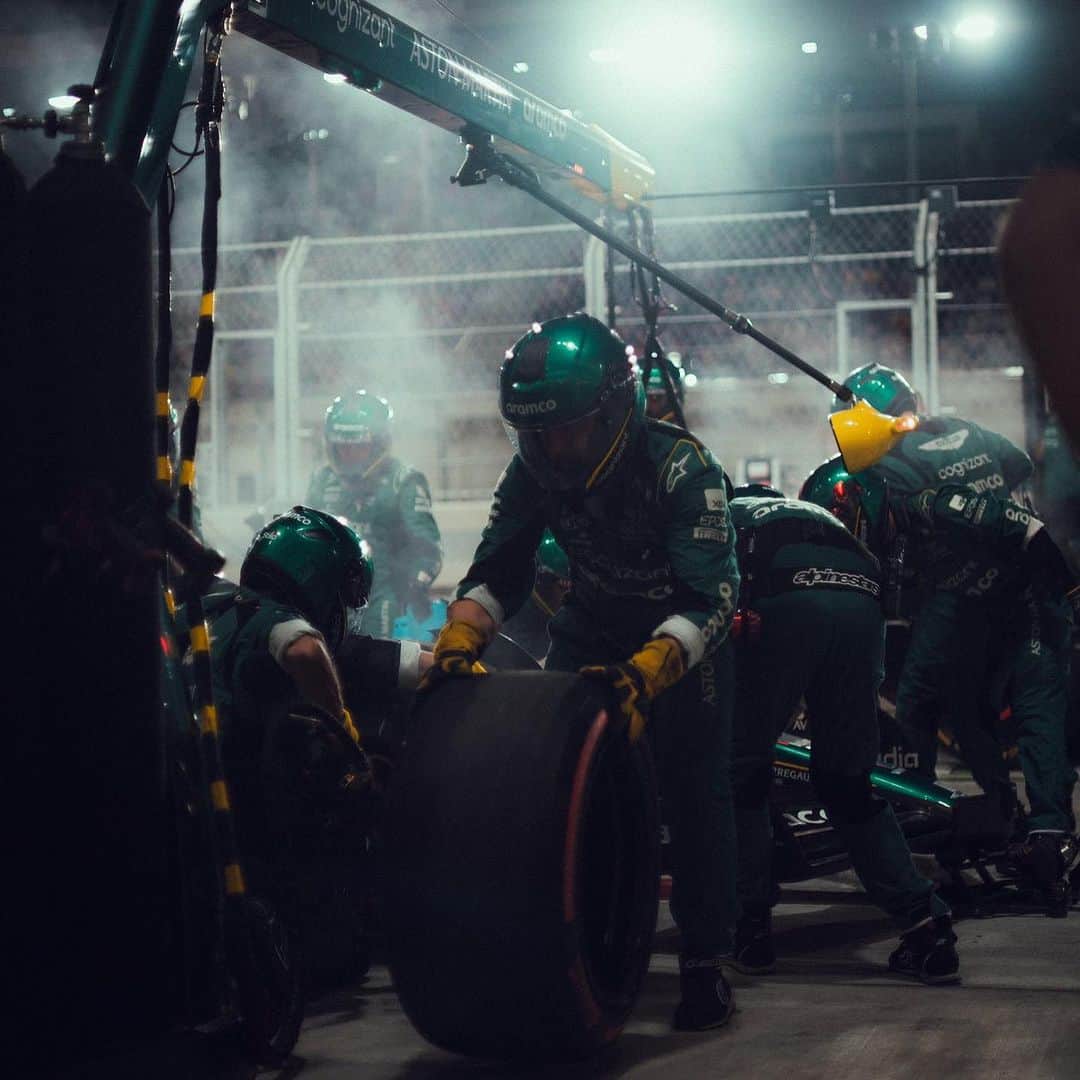 フェルナンド・アロンソさんのインスタグラム写真 - (フェルナンド・アロンソInstagram)「We gave it our all on the track. 9 more points for the team and we will keep fighting. Thanks to the entire team that worked under extreme conditions all weekend to give us a competitive car. Time to recharge and get ready for the next trip with 3 consecutive races. @astonmartinf1 #f1 #qatar #astonmartin」10月9日 7時28分 - fernandoalo_oficial