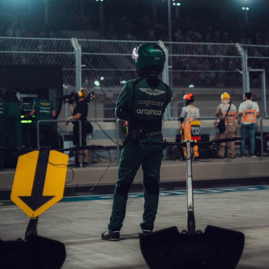 フェルナンド・アロンソさんのインスタグラム写真 - (フェルナンド・アロンソInstagram)「We gave it our all on the track. 9 more points for the team and we will keep fighting. Thanks to the entire team that worked under extreme conditions all weekend to give us a competitive car. Time to recharge and get ready for the next trip with 3 consecutive races. @astonmartinf1 #f1 #qatar #astonmartin」10月9日 7時28分 - fernandoalo_oficial