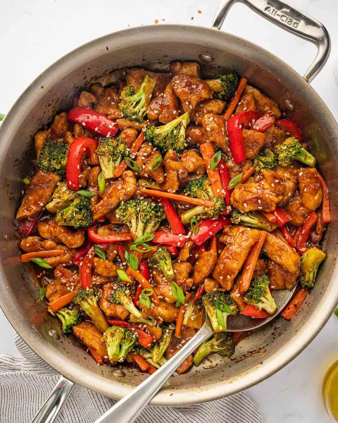 Easy Recipesのインスタグラム：「Chinese Hunan Chicken is a mouthwatering and flavorful dish that’s easy to make at home in about 30 minutes. This classic stir-fry recipe tastes better than the version you get at a Chinese restaurant. Trust me, you won’t be able to resist this recipe!  Full recipe link in my bio @cookinwithmima  https://www.cookinwithmima.com/chinese-hunan-chicken/」