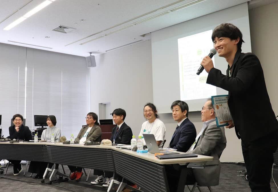 佐伯恵太のインスタグラム：「秋葉原UDXにて「会いに行ける科学者フェス」開催中です！10月7日から9日ということで本日が最終日！  複数の企画で司会担当したり、ポスター発表やサイエンスワークショップも行います。  何と無料で、最新の研究について知ることが出来て、あらゆる分野の科学者に会って話せます🙆‍♂️  有料のプログラムを買うと研究者のサインももらえます✍️  運営サイドとしてもこのイベントに携わってきましたが、予想以上の反響で嬉しいです。こういうイベントが根付いてほしいなと思います。  #会いに行ける科学者フェス」