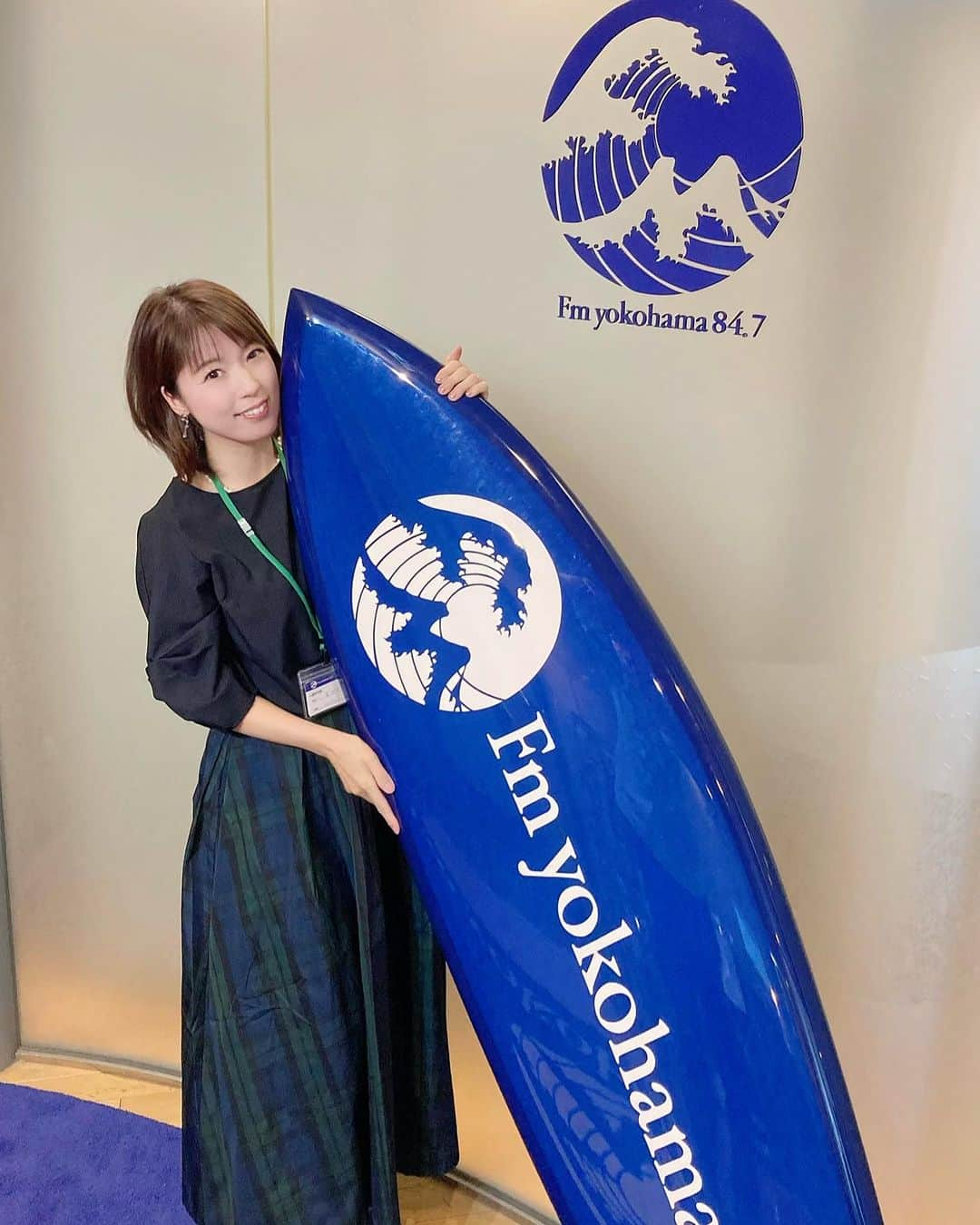 室照美のインスタグラム：「エフヨコ初登板🏄‍♀️の日。  昔からの耳馴染みのあるリスナーさんからのメッセージもオンエアで紹介してもらったり..！ありがとうございました  #葛飾北斎 #神奈川沖浪裏 にFMを合わせたこのエフヨコのロゴ、やっぱり本当カッコいい...🌊✨  #FMヨコハマ #fmyokohama #エフヨコ #富嶽三十六景 #radiko #radikoプレミアム  #theburn847 #futurescape #tl847  #室照美 #フリーアナウンサー #ニュースアナウンサー #ラジオニュースアナウンサー #ジョイスタッフ」