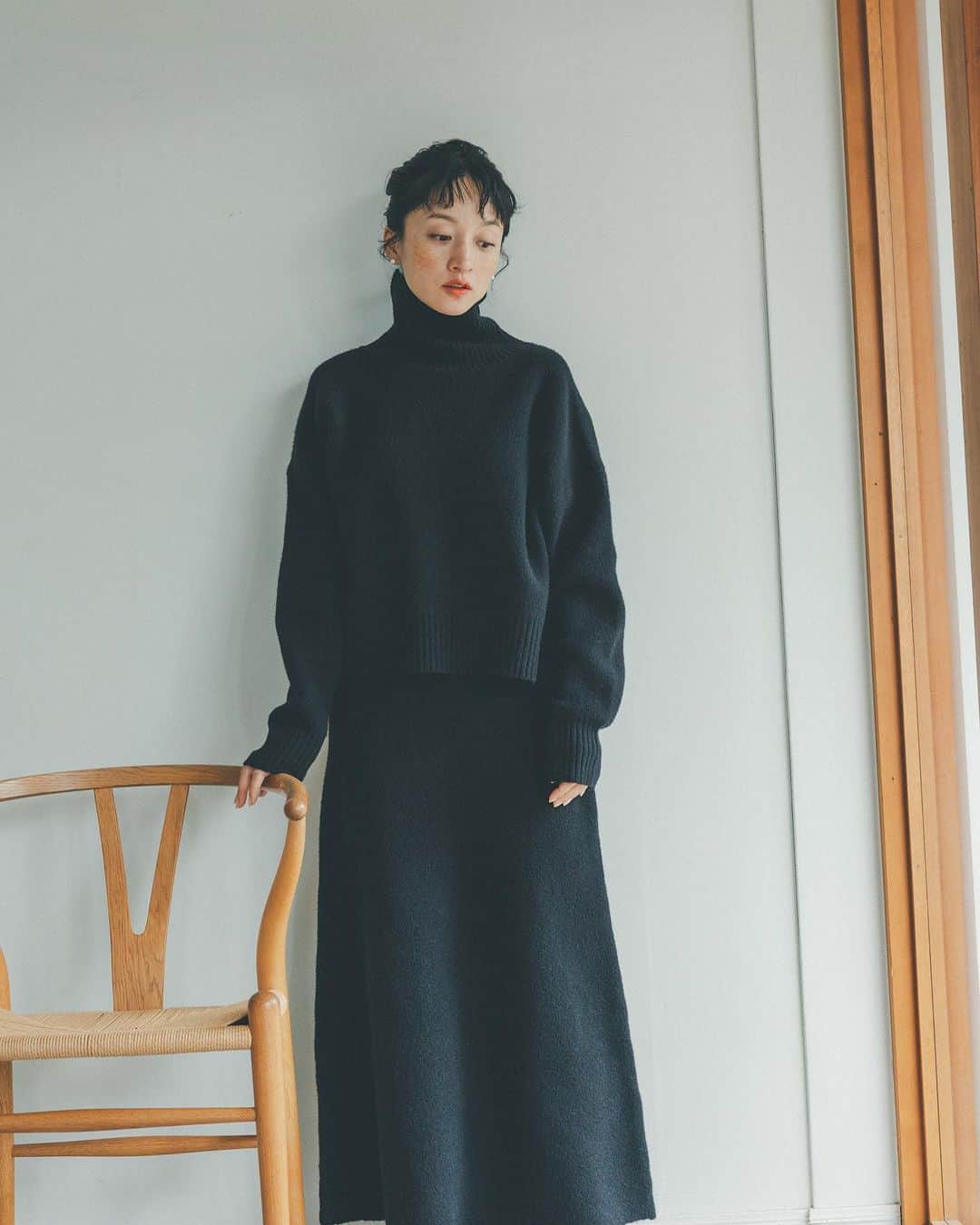 オブレクトのインスタグラム：「Miyako Takayama × oblekt 🌿  高山都さんとの秋の最新コラボアイテム、大変ご好評いただきありがとうございます✨  こちらはウールニットセットアップ Color. ブラック / グレー ￥24,200(税込)  柔らかくふんわりと軽いウール混のニットセットアップです🌿 温かみのある毛羽感がありつつ、チクチクしない糸を使用🧶 トップスは体から程よく離れるゆったりとしたサイズ感が、女性らしいプルオーバー！ タートルネックは折り返さずに、ゆるっとニュアンス漂う着こなしがおすすめです✨ スカートは腰回りのすっきりとしたセミフレア。ウエストには紐が入っていてサイズ調整可能です✨  詳しくはoblekt 公式オンラインストアをご覧ください🌿  #oblekt #オブレクト #高山都 さん」