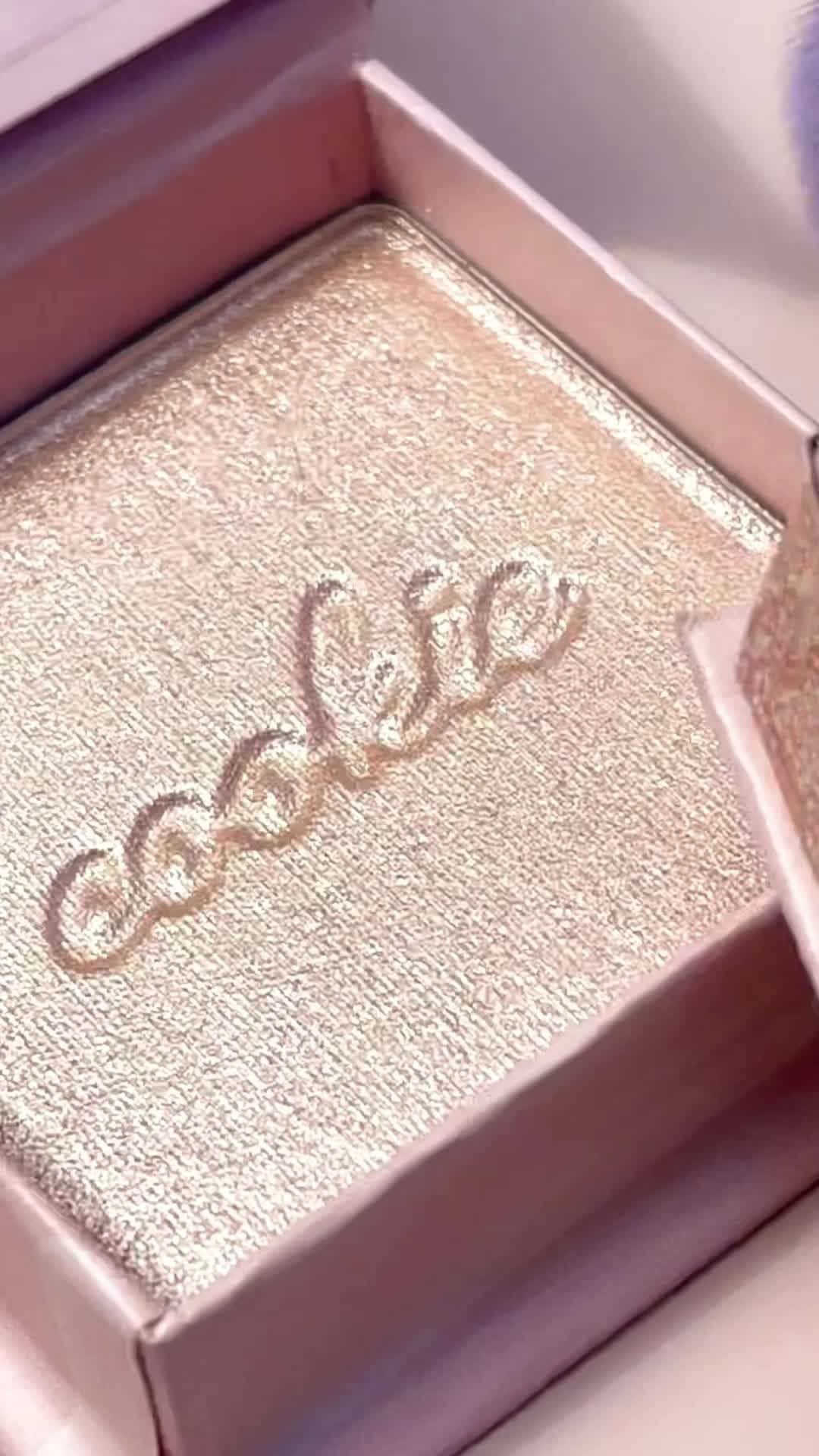 Benefit Cosmeticsのインスタグラム：「Shimmer, shimmer, shine & glimmer ✨🪄 Best served with our Multitasking Cheek Brush, we love Cookie highlighter for her golden pearl sheen and superfine formula 🫶⁠ ⁠ 📹: @smearcrush⁠ ⁠ #benefitcosmetics #highlighter #cookiehighlighter」