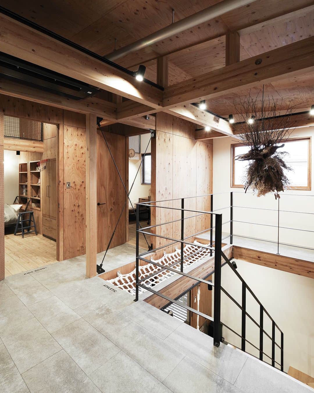 EIGHT DESIGNのインスタグラム：「気に入ったらいいね＆保存お願いします♪ @eightdesign  吹き抜けがアスレチックな家。  ユニークな新築注文住宅の事例。 2Fの吹き抜けの一部にアスレチックのネット遊具を設置しました。 こどもは大喜び、大人は足裏のツボの刺激に・・・  エイトデザインのモットー”楽しむ”をぜんぶ詰め込んだ、コンセプトハウスです。  📷RENOVATION WORKS118 名古屋市緑区 新築注文住宅コンセプトハウス 竣工：2020年3月 建坪：59.67坪 延床面積：197.27㎡ 事例詳細はプロフィール（ @eightdesign ）のリンクをクリック👀 〰︎〰︎〰︎〰︎〰︎ 📺家づくりの相談はコメントでお気軽に☺️ @eightdesign 〰︎〰︎〰︎〰︎〰︎ 🎪店舗デザイン事例集 @eightdesign8shop 🏢オフィスデザイン事例集 @office8eightdesign 🐕スタッフの日常 @eightdesign_2nd 〰︎〰︎〰︎〰︎〰︎ #新築注文住宅 #吹き抜け #階段 #アスレチック #ネット遊具 #廊下 #設計事務所 #建築事務所 #eightdesign #エイトデザイン #リノベーション」
