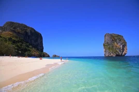 タイ国政府観光庁さんのインスタグラム写真 - (タイ国政府観光庁Instagram)「. クラビにある「ポダ島」からおはようございます☀️ᐝ  タイのベストシーズン（11〜4月）はもう間もなく❕ 爽やかな青天が続くこの時期には、タイ南部に浮かぶポダ島を訪れてみてはいかがでしょう？😎  ここはクラビの人気ビーチ「アオナン・ビーチ」などからボートに乗って片道約30分でアクセスできる、静かで小さな島🏝　ガイ島 (チキン島)もすぐそばです✨  美しいクラビの島々のなかでも、ポダ島の半分を囲むように広がる砂浜の美しさは格段と評判🐚🤍　すぐ目の前の海に屹立した、石灰岩の岩山も印象的な景観を作り出しています👀💚  ハイシーズンには、バンガローとレストランもオープン👍　エメラルドグリーンに輝く海で、シュノーケリングや海水浴、日光浴をしながら自然に癒やされましょう🥰  今日も素敵な1日をお過ごしください💐  ★参考になった！と思ったら、あとで見返せるように、 画像右下にある保存ボタン🔖をタップ！  #タイ #クラビ #ポダ島 #南の島 #タイリゾート #タイビーチ #秘境 #今こそタイへ #こんなタイ知らなかった #もっと知りタイ #はじめてのタイ #タイ旅行 #旅好きな人と繋がりたい #旅行好きな人と繋がりたい #海外旅行 #thailand #krabi #krabitrip #kopoda #thairesort #thaibeach #thailandhiddengems #instabeach #amazingthailand #thailandtravel #thailandtrip #thaistagram #lovethailand #amazingnewchapters」10月9日 8時01分 - amazingthailandjp