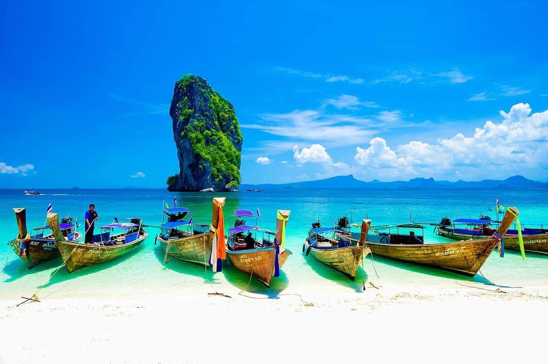 タイ国政府観光庁のインスタグラム：「. クラビにある「ポダ島」からおはようございます☀️ᐝ  タイのベストシーズン（11〜4月）はもう間もなく❕ 爽やかな青天が続くこの時期には、タイ南部に浮かぶポダ島を訪れてみてはいかがでしょう？😎  ここはクラビの人気ビーチ「アオナン・ビーチ」などからボートに乗って片道約30分でアクセスできる、静かで小さな島🏝　ガイ島 (チキン島)もすぐそばです✨  美しいクラビの島々のなかでも、ポダ島の半分を囲むように広がる砂浜の美しさは格段と評判🐚🤍　すぐ目の前の海に屹立した、石灰岩の岩山も印象的な景観を作り出しています👀💚  ハイシーズンには、バンガローとレストランもオープン👍　エメラルドグリーンに輝く海で、シュノーケリングや海水浴、日光浴をしながら自然に癒やされましょう🥰  今日も素敵な1日をお過ごしください💐  ★参考になった！と思ったら、あとで見返せるように、 画像右下にある保存ボタン🔖をタップ！  #タイ #クラビ #ポダ島 #南の島 #タイリゾート #タイビーチ #秘境 #今こそタイへ #こんなタイ知らなかった #もっと知りタイ #はじめてのタイ #タイ旅行 #旅好きな人と繋がりたい #旅行好きな人と繋がりたい #海外旅行 #thailand #krabi #krabitrip #kopoda #thairesort #thaibeach #thailandhiddengems #instabeach #amazingthailand #thailandtravel #thailandtrip #thaistagram #lovethailand #amazingnewchapters」