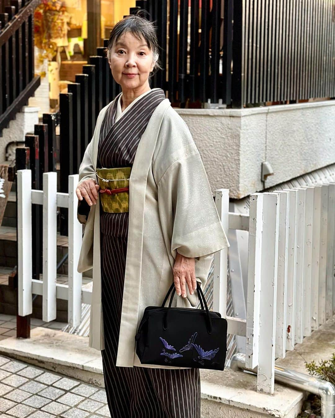 山崎陽子のインスタグラム：「神無月 過日のお茶稽古。 四ケ伝に進み、風炉の唐物。 10月ならではの、中置の薄茶点前もおさらい。 #kimono #お召 #矢代仁御召 #シルクラブ  #宮古上布帯 #新里玲子  #冠組 #道明  #薄羽織 #銀座もとじ  #羽織チェーン #六瓢 #todjewelry  #利休バッグ #日本刺繍バッグ  #利休バッグオートクチュール  お稽古後は、社中有志納涼茶会の打上げ☺︎」