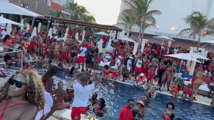 DJ Selfのインスタグラム：「SHOWTIME! We got motion Cancun! I’m here! You know what it is! @mochafestcancun @dj_honcho #DJSelf #MochafestCancun #Mochafest」