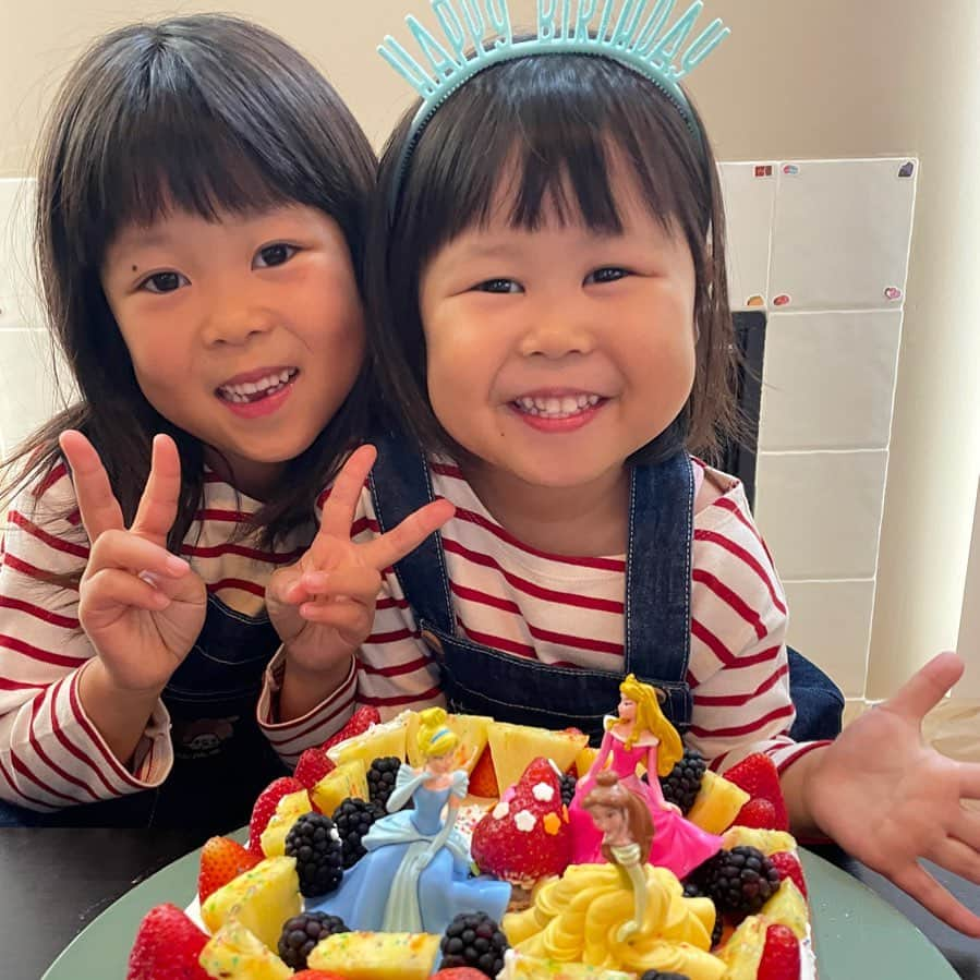 ぽるぽるちゃんさんのインスタグラム写真 - (ぽるぽるちゃんInstagram)「4歳おめでとう😊  スーパー末っ子のふわ☺️ 奇想天外な行動でこれからも笑わせてね😂  #ふわ熱望の #みゆ特製ケーキ #最高の姉妹すぎる #ぽる」10月9日 8時04分 - poruporuchan