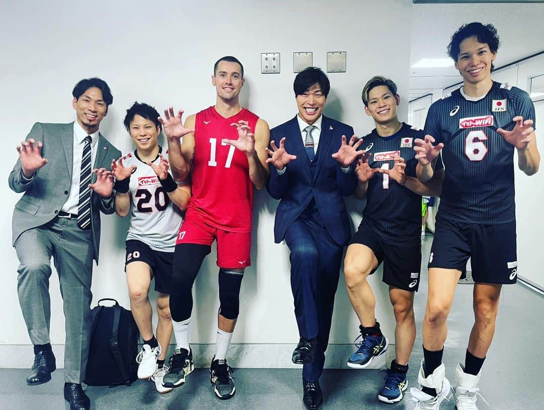 福澤達哉さんのインスタグラム写真 - (福澤達哉Instagram)「*** The greatest team ever🇯🇵🔥💪 #史上最強のチーム #龍神NIPPON #覚悟を持って駆け抜けた #9日間 #バレーボールは面白い #最高で最強の選手たちが #証明してくれました #まだまだ強くなれる #ここはまだ通過点 #PARIS2024 #悲願のメダルへ #ToBeContinue… #🏐🏐🏐 #楽しかったなー #早くもワールドカップロス… #チャオ」10月9日 8時05分 - 1tatsu5