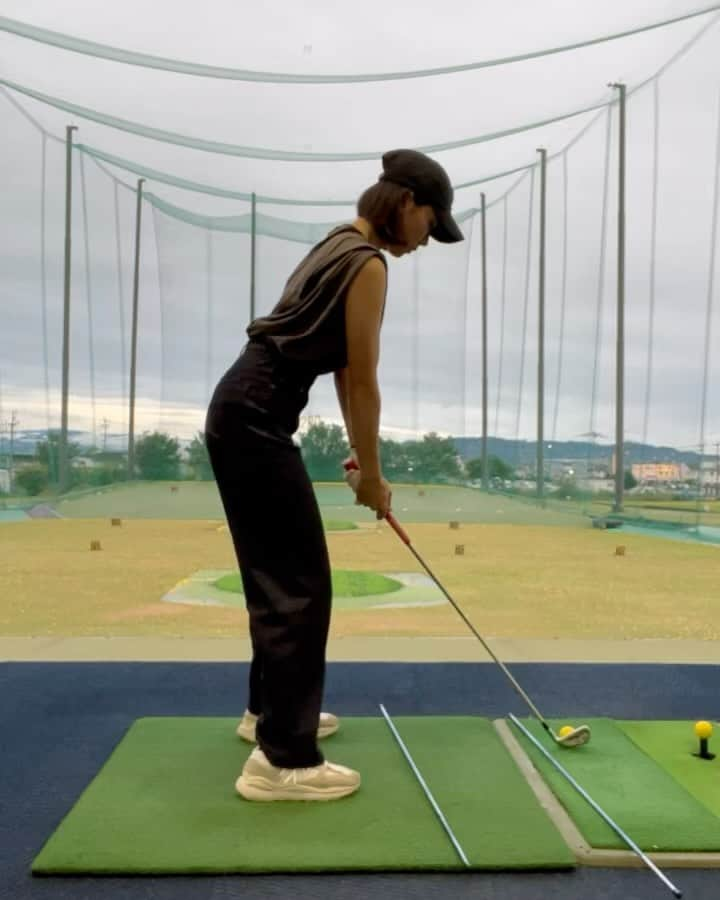 野口彩未のインスタグラム：「日曜日に練習できるなんて🥹🏌️‍♀️  10月から下の子を保育園に預けたから練習できると思ってたら上の子が風邪を引いて全然練習再開できず、、、  今年はQTに出場予定だから ここからどこまで良くなるのか、、、 不安しかないけど頑張るぞー😤  明日は球磨カントリークラブでイベントです🤍 何人かDMでメッセージくれた方、 私もお会いできるの楽しみにしていまーす！ それでは、また明日。おやすみなさい🌙  #ゴルフスイング#golfstagram#golf#golfswing」