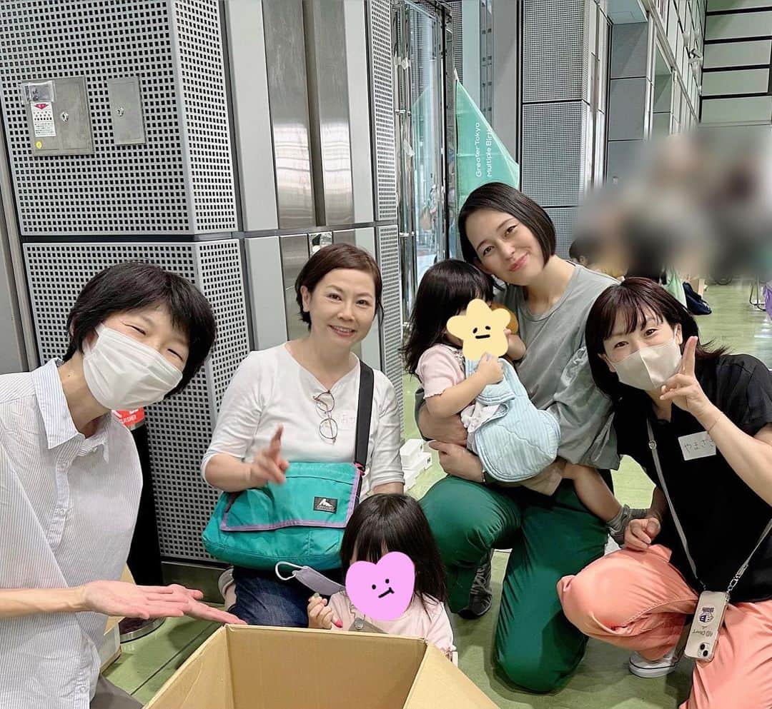 のインスタグラム：「. なかなか投稿する時間がなく… 時差投稿になってしまいましたが💦 . 先日のふたごつなげるカーニバルでは 個人的にとても胸熱なことが🥺✨ . 双子が産まれてからずっとお世話になってきた 産後ドゥーラさんたちが集結してくださったのです🥺‼︎ . 一緒に育ててくださったと言っても過言ではなく… みなさんの存在にどれだけ助けられたかわかりません… わたしが暮らす自治体では産後ドゥーラの利用料も助成があり 双子だと言うことで保健師さんからも 利用をものすごく勧められました。 このような制度に本当に救われました。 みなさんきちっと研修を受けていらっしゃいますし 産後のお母さんたちの力になりたいと 心から思ってくださっているので わからないことや不安なことも多い 初めての子育てをする上で 本当に優しく頼りになる存在でした🥺 . ふたごたちももう大きくなってきて 来ていただくことも少なくなってきたところだったので 久しぶりにお会いできて本当に嬉しかったです‼︎ . つくづく感じるのは 住んでいる場所に関係なく こういった支援やサポートが 必要なところにちゃんと届く、 そんな社会になってほしいということ。 産後ドゥーラさんの存在ももっと認知されるといいな。 . . フリマで大忙しでゆっくりお話できなかったことが 残念でしたが… またお会いできますように☺️✨ ありがとうございました🥰 . . #産後ドゥーラ」
