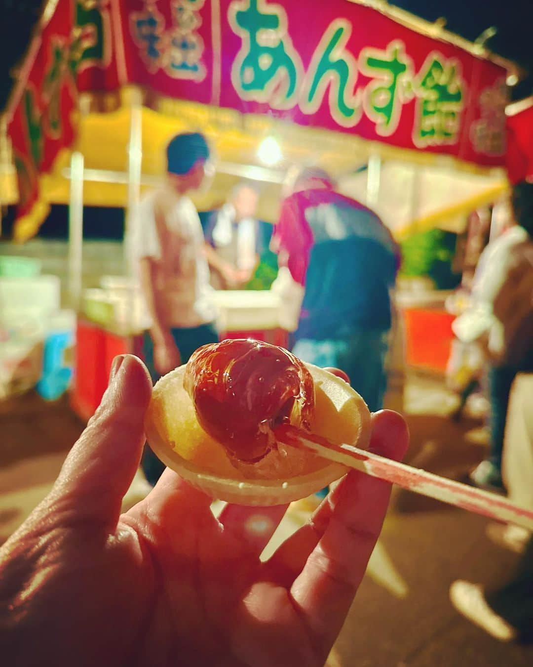 井上和香のインスタグラム：「. 子供の頃から好きなヤツ❤️ 私は必ずスモモを食べます🥰  #お祭り #あんず飴 #でも私はすもも飴 #子供の頃からずっとこれ #何年振りかに食べた #全て歯にくっつく #それも楽しみにひとつ」