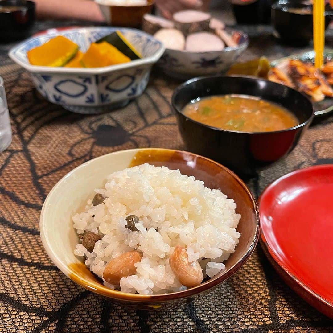池田有希子さんのインスタグラム写真 - (池田有希子Instagram)「道の駅で買った落花生とむかご（よく見たらぬかご！ぬかごとも呼ぶことを初めて知りました）で炊き込みご飯作りました。勝利🥜🥔🍚❣️ #japanesefood」10月8日 23時19分 - yukikoikeda