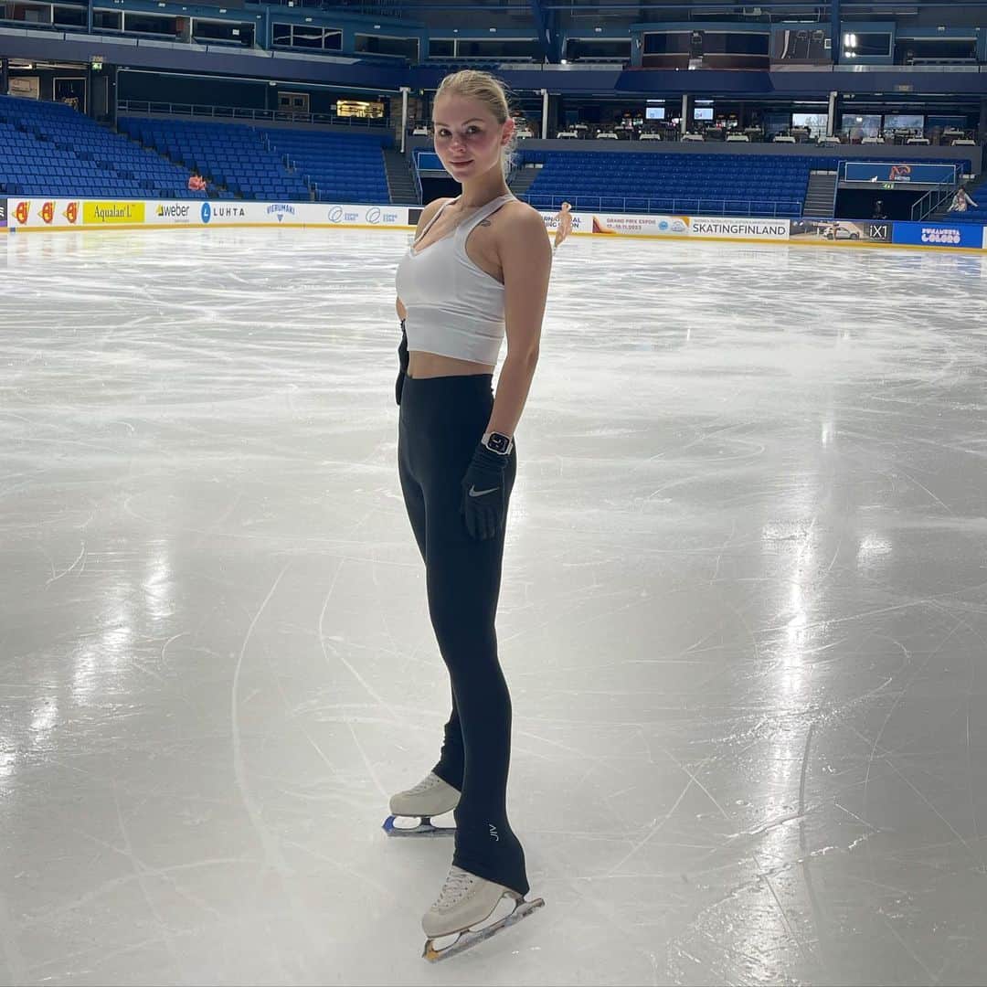 アンゲリーナ・クチヴァルスカのインスタグラム：「Finlandia trophy ✅   I am very glad that I skated at such a wonderful tournament. ❤️  The short program didn’t go as I would have liked, but today in the free program I’m pleased with myself. There is still work to be done.  I would like to say a big thank you to @jivsport for this wonderful top and pants. I have never felt as comfortable on the ice as I do in these clothes❤️  Thanks also to all the people who have supported me throughout my career 🙏🏼❤️」