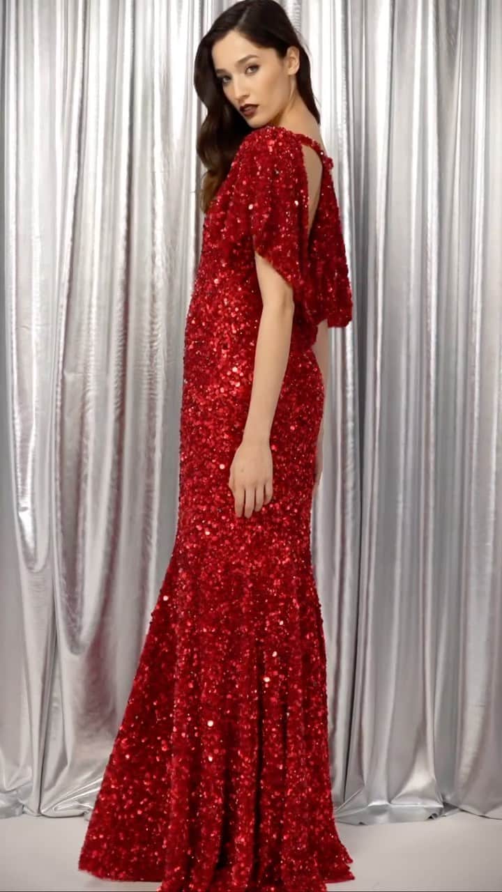 ジェニーパッカムのインスタグラム：「Gaia in red. Fall/Winter 23 Collection in store and online now.  #jennypackham #parisfashionweek #paris #milan #london #newyork #hollywood #la #vogue #runway #style #fashion #dress #reddress」