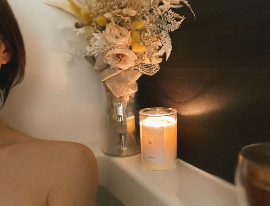 上妻未来のインスタグラム：「朝を制する者は一日を制す💐  今まで早起きが苦手で、ゆっくり起きていたけど この2年6時台に起きるようになって 朝の活動が劇的に変化した。  早起きするだけで、時間に余裕ができて いろんなことができるようになったの。 そして、集中力があがった！！  本当はもっと早く起きて いろいろしたいことがあるんだけど 無理したら続かないから  きっと今くらいがちょうどいい☺  みんなは何時に起きてますか？」