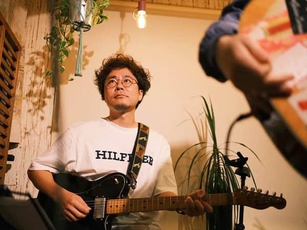 青木慶則さんのインスタグラム写真 - (青木慶則Instagram)「今日で7/8からちょうど3ヶ月目。というわけで6/23に引き続き、こちらの写真たちもSNSではあまり公開出来ていなかったので、あらためて。イトケンはいつもたくさん撮ってくれるので、良い写真はまだまだあるのだけど、いつかの機会に。  この日は青木慶則 presents "Soft Package 2"、初の正式なレーベルナイトでもありました。3は11/18(土)東京・浜町The Lock (August Moon Cafe 3F)、13時〜19時くらいの開催、5アーティスト観れて3200円と大変お得ですよ。良ければまたそこでお会いしましょう。  Photo by 伊藤健太 @ito_ken   出演： 青木慶則 乙川ともこ @ottotto1101  熊谷あすみ @_asummy_  こんのひよせ @hiyosekonno  Guest 横沢俊一郎 @yokosawaband  Support Guitar 石本大介  Special Thanks to 下北沢 Rhapsody @rhapsodysince2016」10月8日 23時20分 - yoshinori.aoki.official