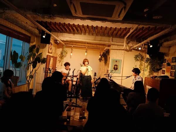 青木慶則さんのインスタグラム写真 - (青木慶則Instagram)「今日で7/8からちょうど3ヶ月目。というわけで6/23に引き続き、こちらの写真たちもSNSではあまり公開出来ていなかったので、あらためて。イトケンはいつもたくさん撮ってくれるので、良い写真はまだまだあるのだけど、いつかの機会に。  この日は青木慶則 presents "Soft Package 2"、初の正式なレーベルナイトでもありました。3は11/18(土)東京・浜町The Lock (August Moon Cafe 3F)、13時〜19時くらいの開催、5アーティスト観れて3200円と大変お得ですよ。良ければまたそこでお会いしましょう。  Photo by 伊藤健太 @ito_ken   出演： 青木慶則 乙川ともこ @ottotto1101  熊谷あすみ @_asummy_  こんのひよせ @hiyosekonno  Guest 横沢俊一郎 @yokosawaband  Support Guitar 石本大介  Special Thanks to 下北沢 Rhapsody @rhapsodysince2016」10月8日 23時20分 - yoshinori.aoki.official
