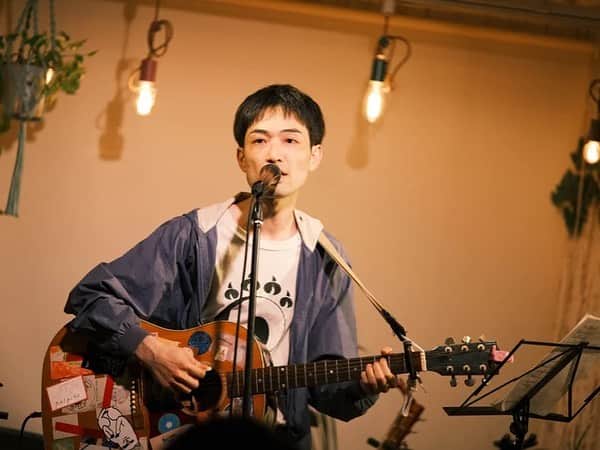 青木慶則さんのインスタグラム写真 - (青木慶則Instagram)「今日で7/8からちょうど3ヶ月目。というわけで6/23に引き続き、こちらの写真たちもSNSではあまり公開出来ていなかったので、あらためて。イトケンはいつもたくさん撮ってくれるので、良い写真はまだまだあるのだけど、いつかの機会に。  この日は青木慶則 presents "Soft Package 2"、初の正式なレーベルナイトでもありました。3は11/18(土)東京・浜町The Lock (August Moon Cafe 3F)、13時〜19時くらいの開催、5アーティスト観れて3200円と大変お得ですよ。良ければまたそこでお会いしましょう。  Photo by 伊藤健太 @ito_ken   出演： 青木慶則 乙川ともこ @ottotto1101  熊谷あすみ @_asummy_  こんのひよせ @hiyosekonno  Guest 横沢俊一郎 @yokosawaband  Support Guitar 石本大介  Special Thanks to 下北沢 Rhapsody @rhapsodysince2016」10月8日 23時20分 - yoshinori.aoki.official