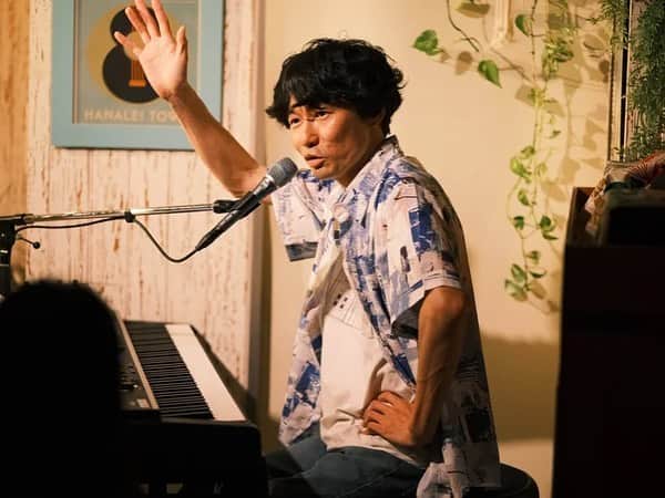 青木慶則さんのインスタグラム写真 - (青木慶則Instagram)「今日で7/8からちょうど3ヶ月目。というわけで6/23に引き続き、こちらの写真たちもSNSではあまり公開出来ていなかったので、あらためて。イトケンはいつもたくさん撮ってくれるので、良い写真はまだまだあるのだけど、いつかの機会に。  この日は青木慶則 presents "Soft Package 2"、初の正式なレーベルナイトでもありました。3は11/18(土)東京・浜町The Lock (August Moon Cafe 3F)、13時〜19時くらいの開催、5アーティスト観れて3200円と大変お得ですよ。良ければまたそこでお会いしましょう。  Photo by 伊藤健太 @ito_ken   出演： 青木慶則 乙川ともこ @ottotto1101  熊谷あすみ @_asummy_  こんのひよせ @hiyosekonno  Guest 横沢俊一郎 @yokosawaband  Support Guitar 石本大介  Special Thanks to 下北沢 Rhapsody @rhapsodysince2016」10月8日 23時20分 - yoshinori.aoki.official