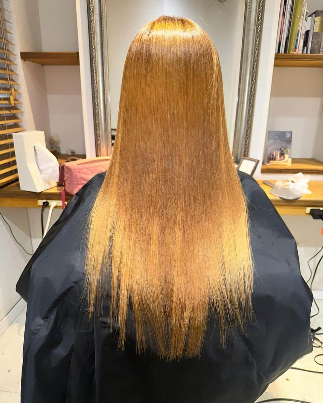 真優川咲さんのインスタグラム写真 - (真優川咲Instagram)「#🍊#👩🏻‍🦰#🧡 #newhair &#newfashion ~✨✨  【@royalparty_official 】ロイパの🆕#セットアップ~🤲💕 上下単体でもメチャクチャ使えるので #お気に入り 🥰✨  newヘア にも#秋服 #映え 映えです😋✌︎ 最近咲のオレンジ#ロングヘア を綺麗に作ってくれてる すずちゃん♡【@suzuun0101】本当丁寧で上手で感謝👏✨  #カラー も神すぎて❣️🍊1ミリも#髪を傷めたくない 私の為に #ブリーチ なしでここまで#ハイトーン の#オレンジヘア にいつもしてくれてるの..🥹💯  #エクステ も地髪に合うの色を探し出してくれて 少なめが好きな私の #ワガママオーダー を全力で叶えようと わずか40本未満で馴染ませてくたり..🥹 セットも上手だし何より性格が明るくて 会えば元気もらえる癒し系🥰💗  #新宿駅東口 すぐにある #ユーレルムオット 【@urealmotto 】 ↑お近くの方はぜひすずちゃん指名で行ってみてね😘 すずちゃん♡&川田さん【 @shingo_kawada 】 いつもありがとう〜👏✨✨ #ootd #秋服 #autumnfashion #咲コーデ💋」10月8日 23時20分 - saki_411
