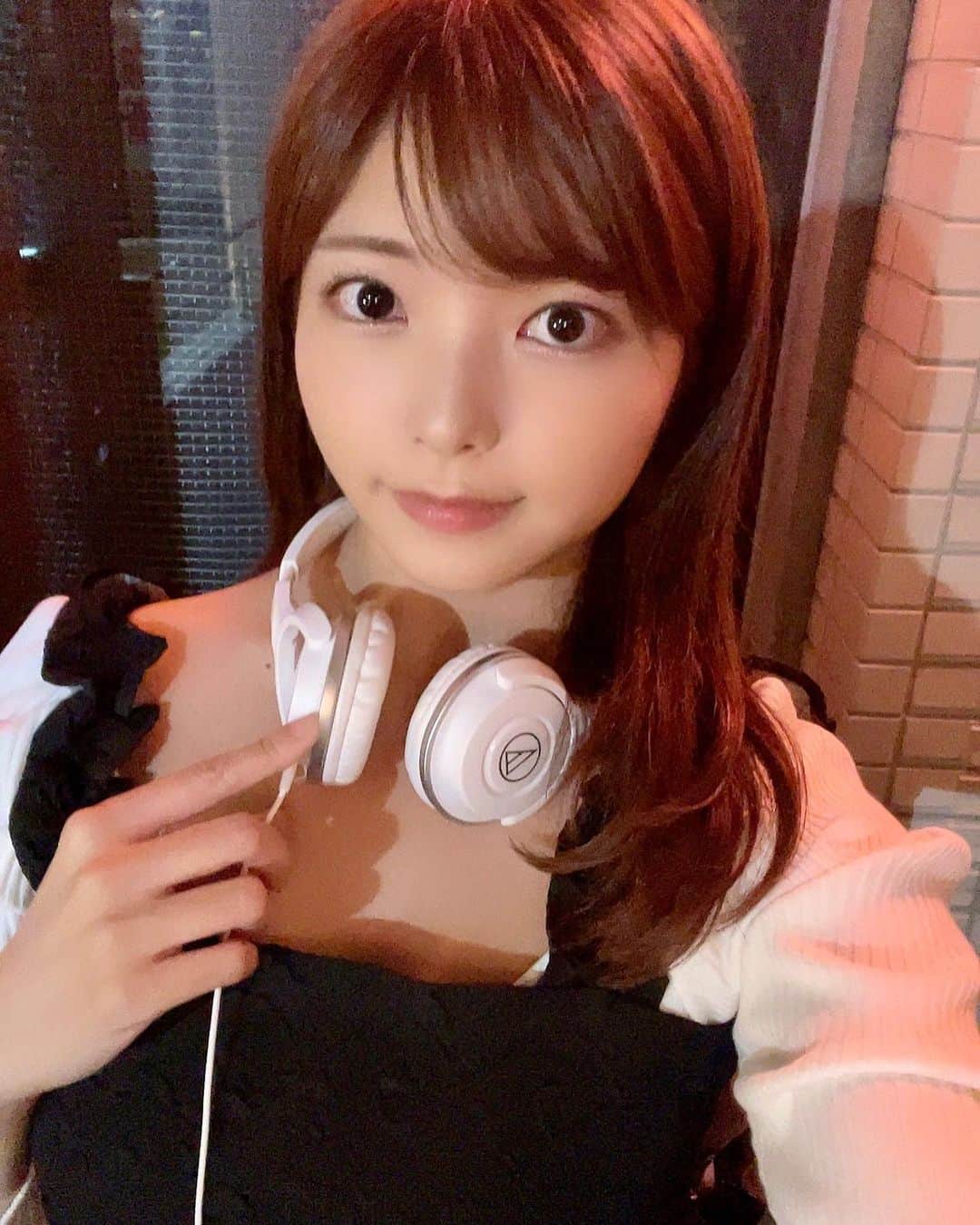 西谷麻糸呂のインスタグラム：「先日はDJイベントLIGHT NIGHTありがとうございました❣️  後半での出演初めてだったので緊張しましたが楽しかった🙌 みなさん盛り上がって下さってありがとうございました🥹  10月ですがまだ夏引きずった選曲です🤣🌻🍉」