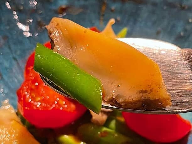 小野瀬雅生さんのインスタグラム写真 - (小野瀬雅生Instagram)「福岡天神のアニオンでアワビとキモとヤサイ・マッシュマッシュスマッシュウマウマウー☆9月中旬に行った時のレポです☆グッドコンディションアワビ☆キモとバジルのジュレが敷いてあります☆アワビウマーイ☆チョーウマーイ☆マッシュルームはじっくり炒めて深い旨味☆味付けの決め手はお酢☆酢でマッシュルームでスマッシュ☆秘密の香りがする☆パンもウマイネー♫ #アニオン #aignon #福岡天神 #アワビとキモとヤサイ #マッシュマッシュスマッシュ #小野瀬雅生 #onosemasao #ウマウマウー #グッドコンディション #キモとバジルのジュレ #チョーウマーイ #マッシュルーム #深い旨味 #お酢 #スマッシュ #秘密の香り」10月8日 23時33分 - onosemasao