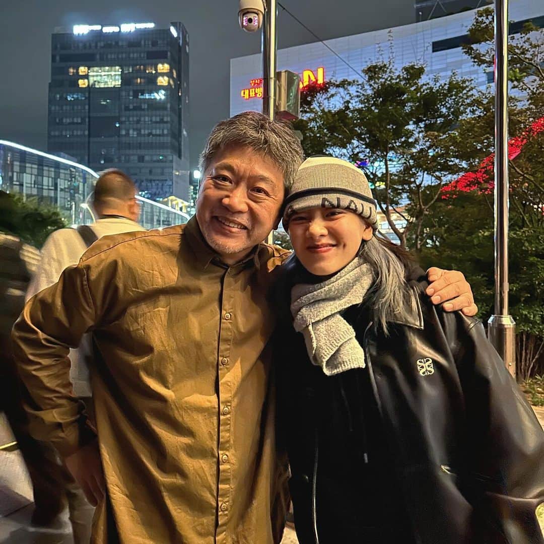 イ・ジュヨンのインスタグラム：「감독님도 보고 괴물도 봄😚」