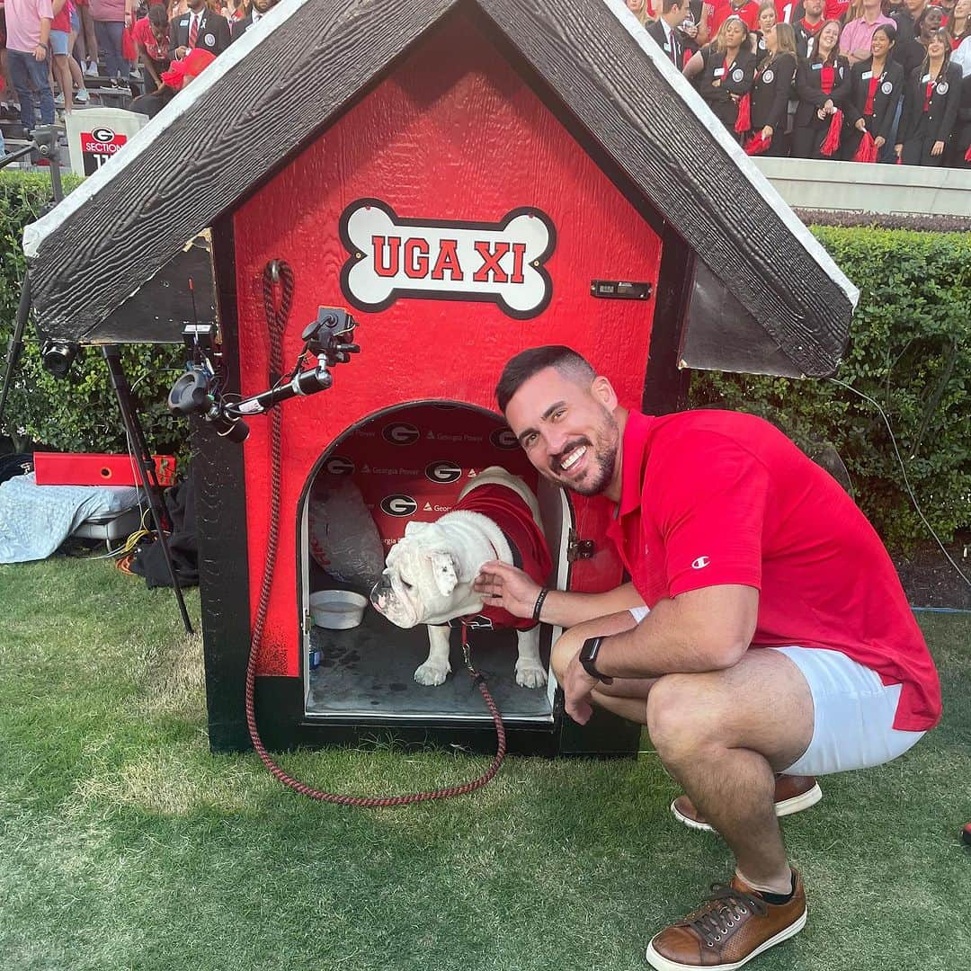 ジョッシュ・マレーさんのインスタグラム写真 - (ジョッシュ・マレーInstagram)「Go Dawgs! 🐶 Beautiful night with my family in between the hedges 🏈」10月8日 23時26分 - joshmurray11