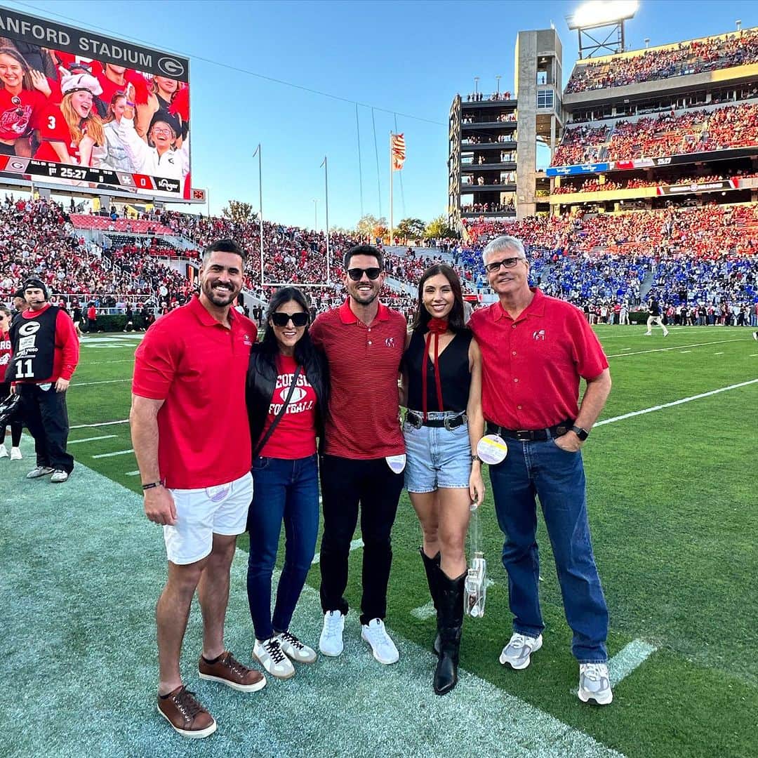 ジョッシュ・マレーのインスタグラム：「Go Dawgs! 🐶 Beautiful night with my family in between the hedges 🏈」