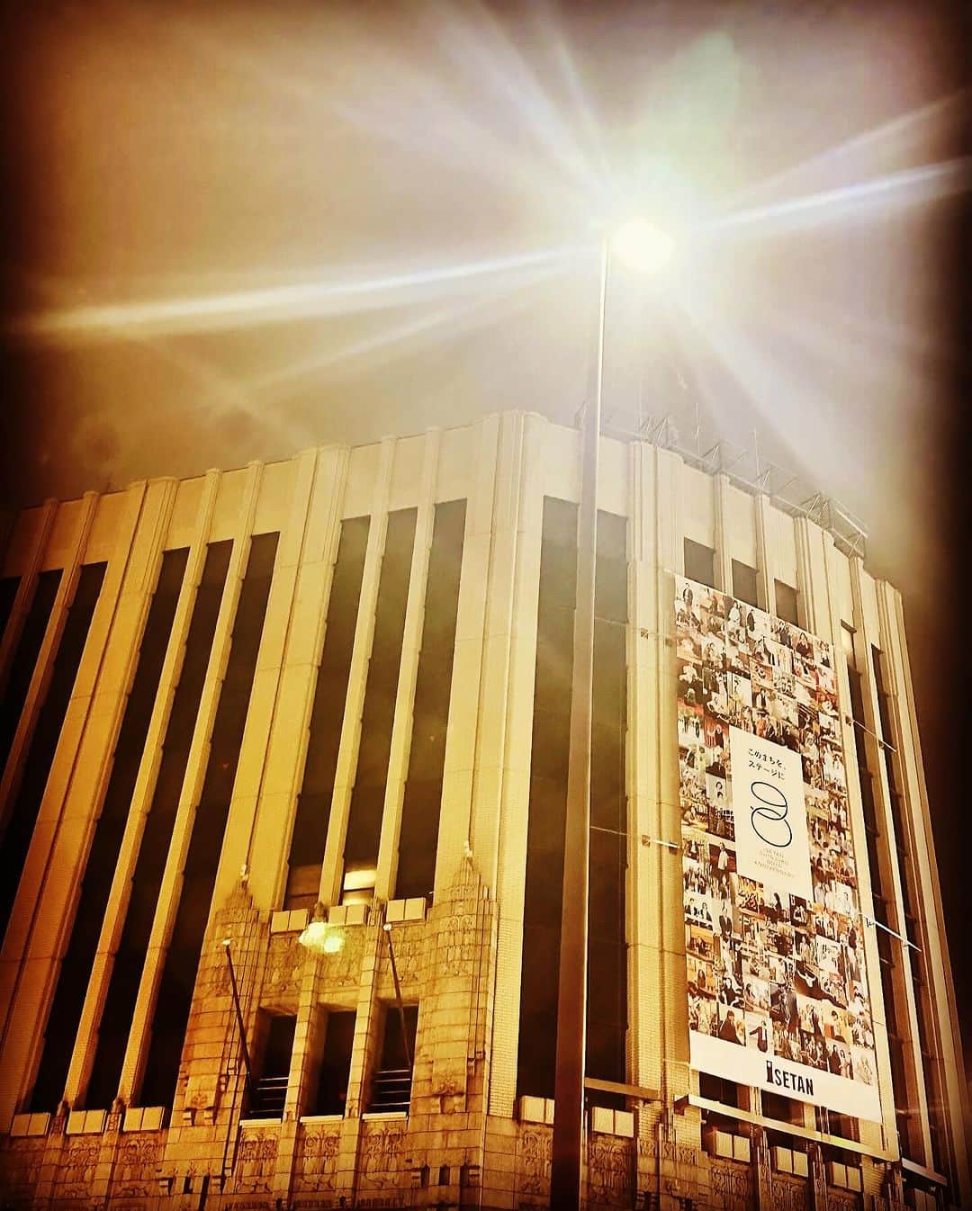 JILLのインスタグラム：「今日は久々の女子会。💕 やっと普通のオフタイムが戻って来ました。 十代からの付き合い。 3人でワイワイ喋りまくりました。  伊勢丹が綺麗に撮れたわ✨ 締めは女性バーテンダーさんのいるバーで。 😊  ———————————— #10月03日billboardlive大阪 #10月29日REDROCKS #11月03日西条市ストーンハンマー #11月04日西条市こけら落とし  ———————————— #jillpersonz  #personz  #youtubepersonzチャンネル #note  #jillpersonz  #エアプレ #JILLプレ #ラジオ高崎 #三味線jill屋」