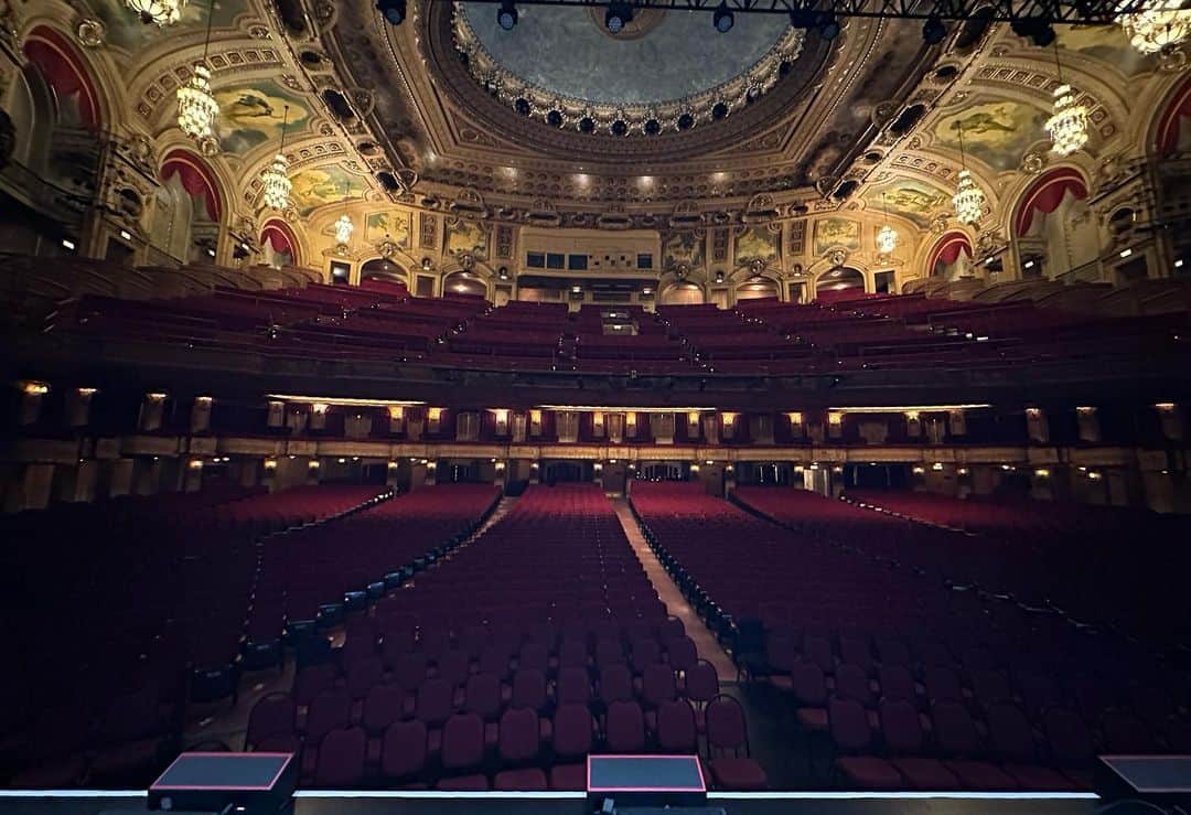 ベン・シュワルツさんのインスタグラム写真 - (ベン・シュワルツInstagram)「Two nights. Two of my favorite shows. Thank you so much Chicago. One of the best theatres in the world. Means so much to perform at that theatre in the Mecca of improv. So much fun. So much kissing on stage. Thank you to incredible performers @eugcordero @maryhollandaise @drewtarver.   And Minneapolis! That show was magic. The story from the audience being about loving @darrencriss. Then ending the show with a Hail Mary FaceTime to Darren which he picks up on the second try for the full callback. Incredible. We now have inside jokes with both of these audiences. Was a blast. Thank you to incredible performers @maryhollandaise @drewtarver and Minnesota’s own @captdope.  Thank you for selling out these venues and supporting us and long form improv.   THE TOUR IS ALMOST OVER! Seattle you are next! Then Houston and Dallas and that’s a wrap for the year. Get tix at Rejectedjokes.com. What a year.」10月8日 23時27分 - rejectedjokes