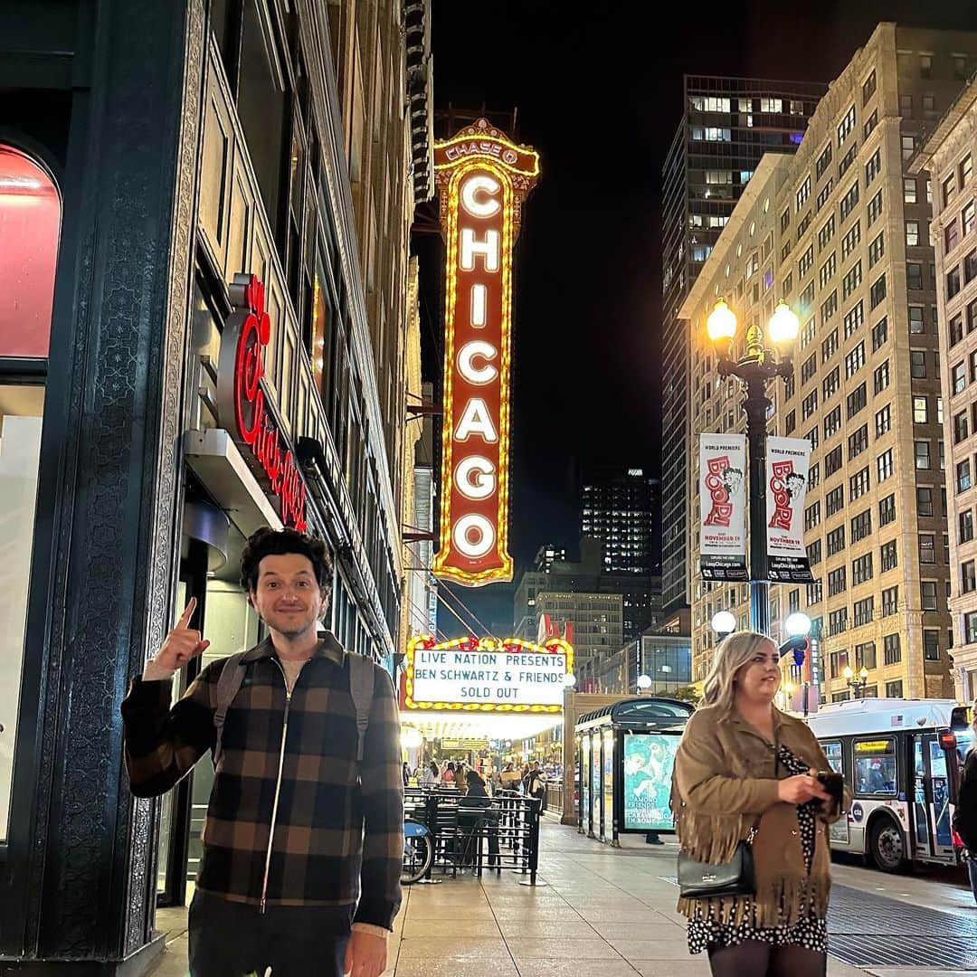 ベン・シュワルツのインスタグラム：「Two nights. Two of my favorite shows. Thank you so much Chicago. One of the best theatres in the world. Means so much to perform at that theatre in the Mecca of improv. So much fun. So much kissing on stage. Thank you to incredible performers @eugcordero @maryhollandaise @drewtarver.   And Minneapolis! That show was magic. The story from the audience being about loving @darrencriss. Then ending the show with a Hail Mary FaceTime to Darren which he picks up on the second try for the full callback. Incredible. We now have inside jokes with both of these audiences. Was a blast. Thank you to incredible performers @maryhollandaise @drewtarver and Minnesota’s own @captdope.  Thank you for selling out these venues and supporting us and long form improv.   THE TOUR IS ALMOST OVER! Seattle you are next! Then Houston and Dallas and that’s a wrap for the year. Get tix at Rejectedjokes.com. What a year.」