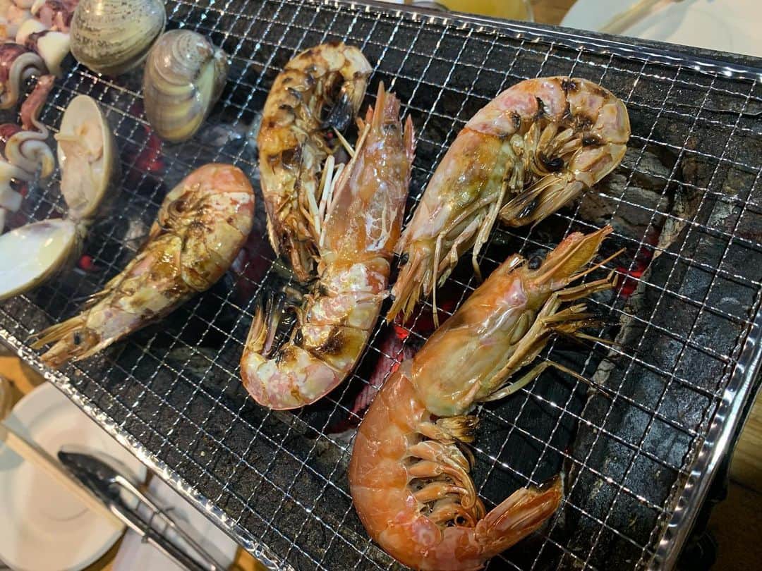 昴生のインスタグラム：「晩飯！！ #ミキ漫2023 #青森公演終わり #スタッフさんとみんなで #晩ご飯！ #七厘村 さん！ #八食センターという市場にあるお店！ #焼き場を借りて #食材は市場にあるお店から買って #そこで焼くというスタイル！ #これはテンション上がるスタイル！ #海老に #イカに #蛤に #ホタテに #牡蠣！ #うまいー！ #煙の匂いとともに体全体で感じる炭の香ばしさ！ #全ての海鮮に纏わせて海の幸の旨さ倍増！ #海老なんて頭から殻全部いきましたよ！ #海老側もびっくりしてたと思う！ #服のまま行きはるんやねって！ #大胆な人やねって！ #京都の人やのに意外と大胆なんやねって！ #やらせてもらいましたわ！」