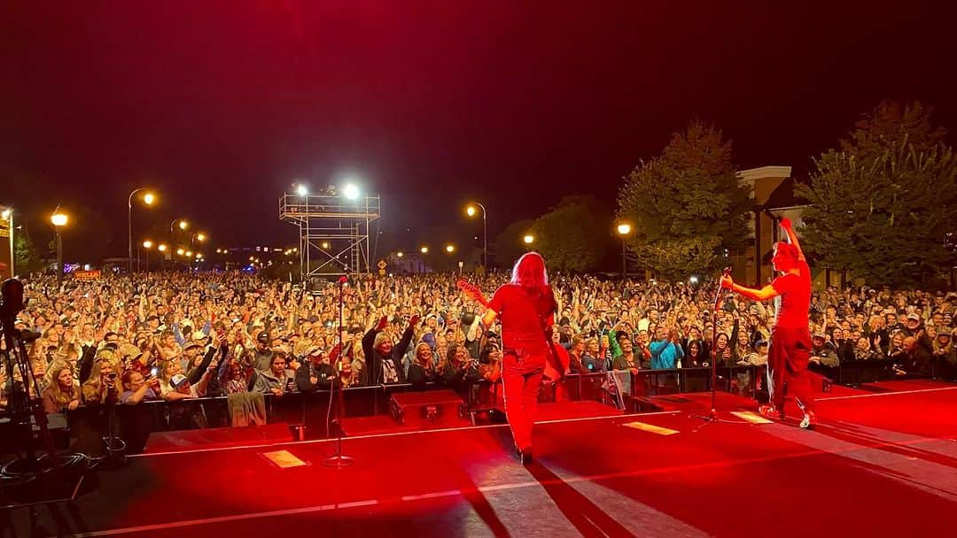 グー・グー・ドールズのインスタグラム：「Last night’s show was at Smyrna, GA’s 151st Anniversary Party and it looks like the whole city showed up !!!! Thanks to Wallflowers and 10,000 Maniacs for being there as well !!」