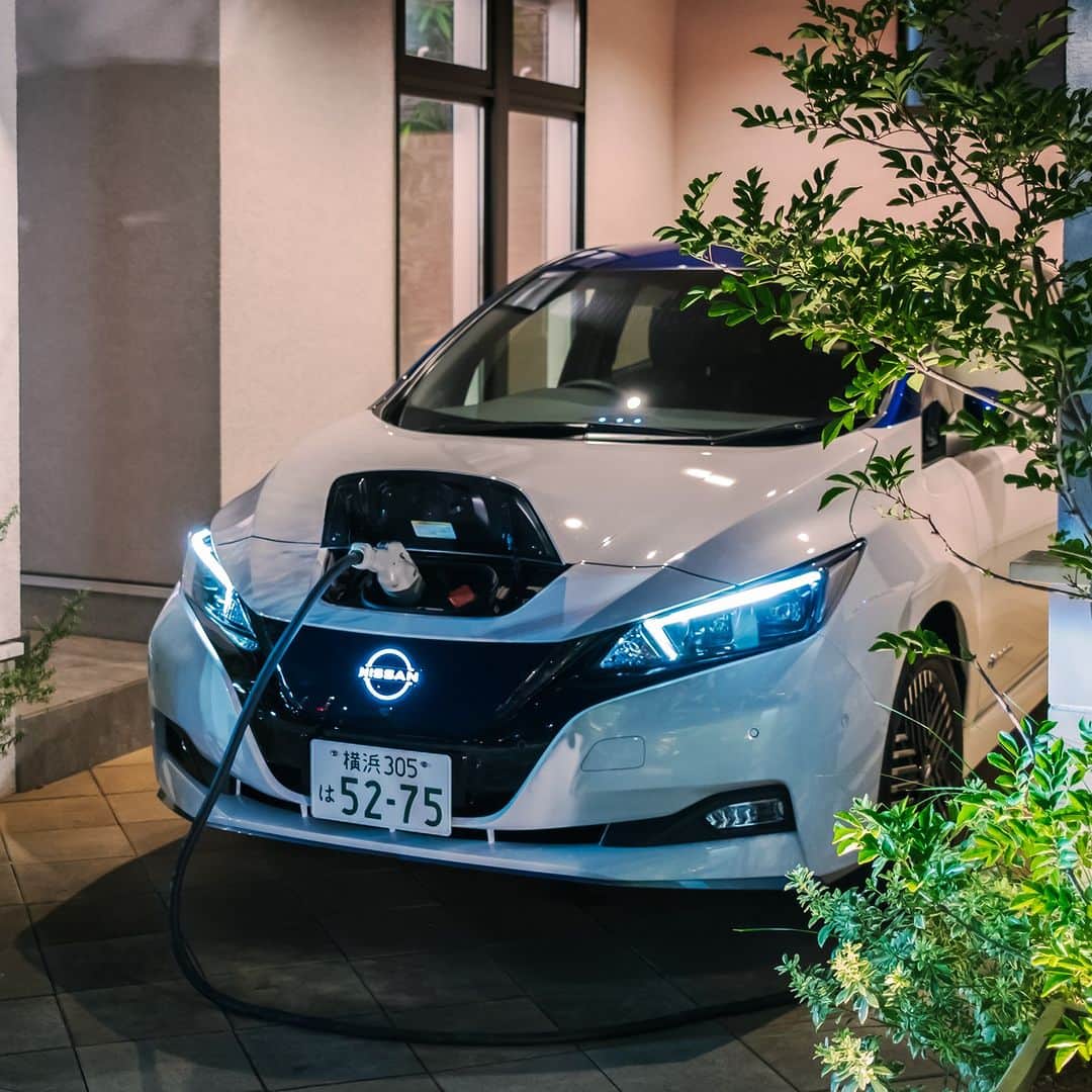 Nissanさんのインスタグラム写真 - (NissanInstagram)「With the V2X technology, you can supply electricity to your house straight from your EV. This could be a lifesaver during brownouts!​  Have you considered going electric? ⚡️​  #Nissan #NissanLEAF #V2X #V2XTechnology #Electric #EV #EVs」10月8日 23時30分 - nissan