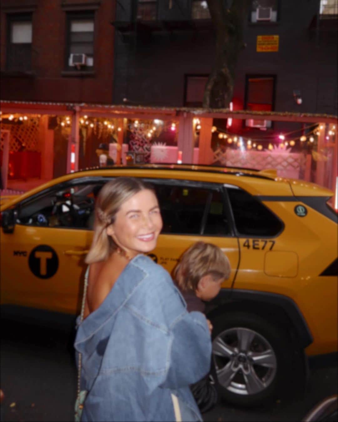 Amber Fillerup Clarkさんのインスタグラム写真 - (Amber Fillerup ClarkInstagram)「💛💖 nights in New York ✨」10月8日 23時30分 - amberfillerup