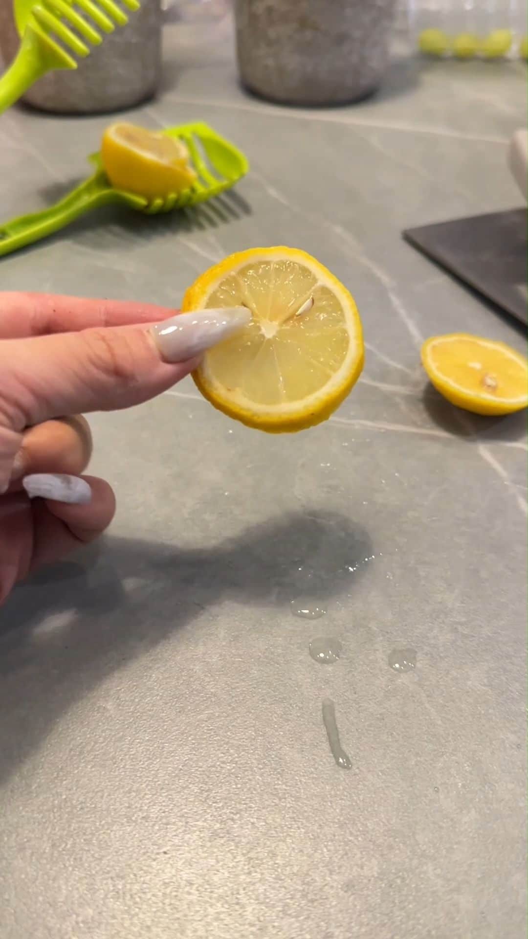SHEINのインスタグラム：「Our no-slip veggie & fruit cutting tongs securely grip produce for precise, even slices that put safety first 🍅🍋🔪💫  🔎 18952515  #SHEIN #SHEINforAll #SHEINstyle #fashion #chic #saveinstyle」