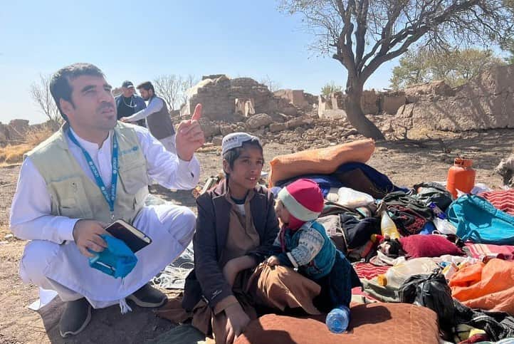 unicefさんのインスタグラム写真 - (unicefInstagram)「Yesterday morning, a 6.3-magnitude earthquake shook western Afghanistan, once again devastating the lives of children and families already coping with multiple crises.   UNICEF and our partners are on the ground, distributing critical supplies like blankets and tarpaulins for those who lost their homes.   We've set up tents to provide extra space for overburdened health clinics. We're distributing family hygiene kits and other household items.   We do not yet know the full extent of the destruction, but initial estimates indicate that several hundred people lost their lives or were injured.   We are sending our heartfelt condolences to the mourning families and we wish those injured a quick recovery.   Regram and photos: @unicefafghanistan.」10月8日 23時32分 - unicef