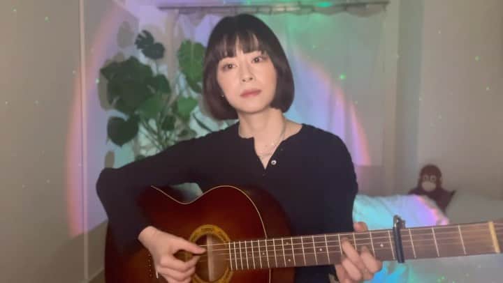 木下美咲のインスタグラム：「月光浴/ヨルシカ  ヨルシカの新曲がやっぱり良すぎて、思わず。 まだ未完成だけど。 ------- 思考優勢に、敢えて無自覚に鈍く固まった心を溶かしてくれるのはいつも音楽。ヨルシカの生み出す音は潤う。」
