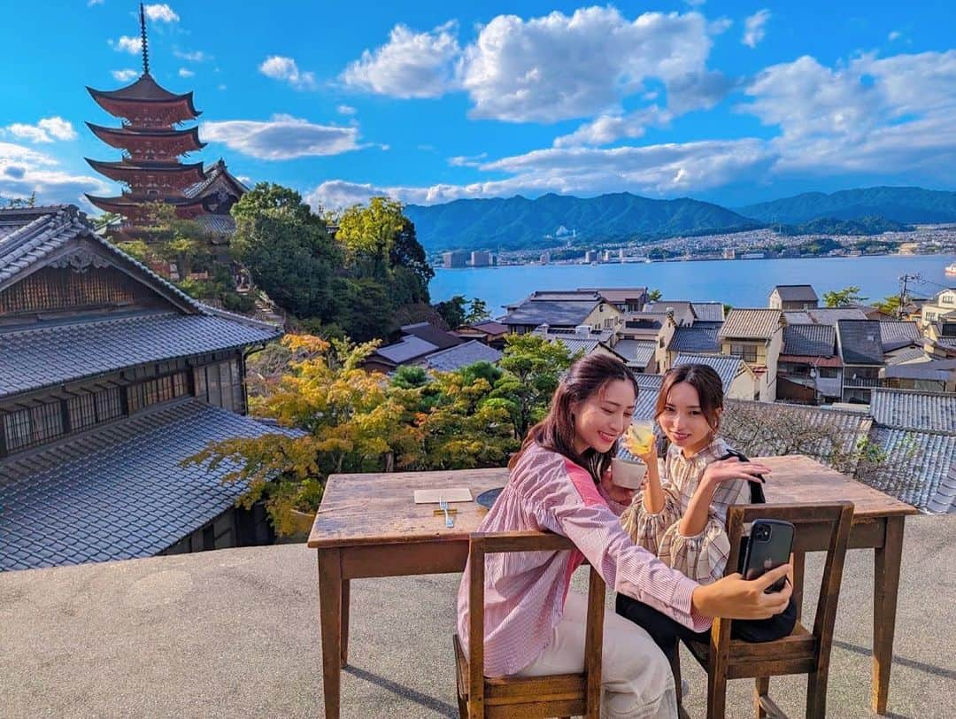 天間晴香さんのインスタグラム写真 - (天間晴香Instagram)「#miyajimaisland 宮島厳島神社 いつもの所でお願いごとしたかったけど、バタバタで出来なかったから今度はゆっくりした日に行こうっと💛  1枚目は限定1組しか取れなくて、夏と冬はやってないレアな場所だよ！！！  るるぶさんの雑誌楽しみだ💛  #宮島 #厳島神社 #撮影 #思い出 #ガールズトーク」10月8日 23時36分 - haruchimu23