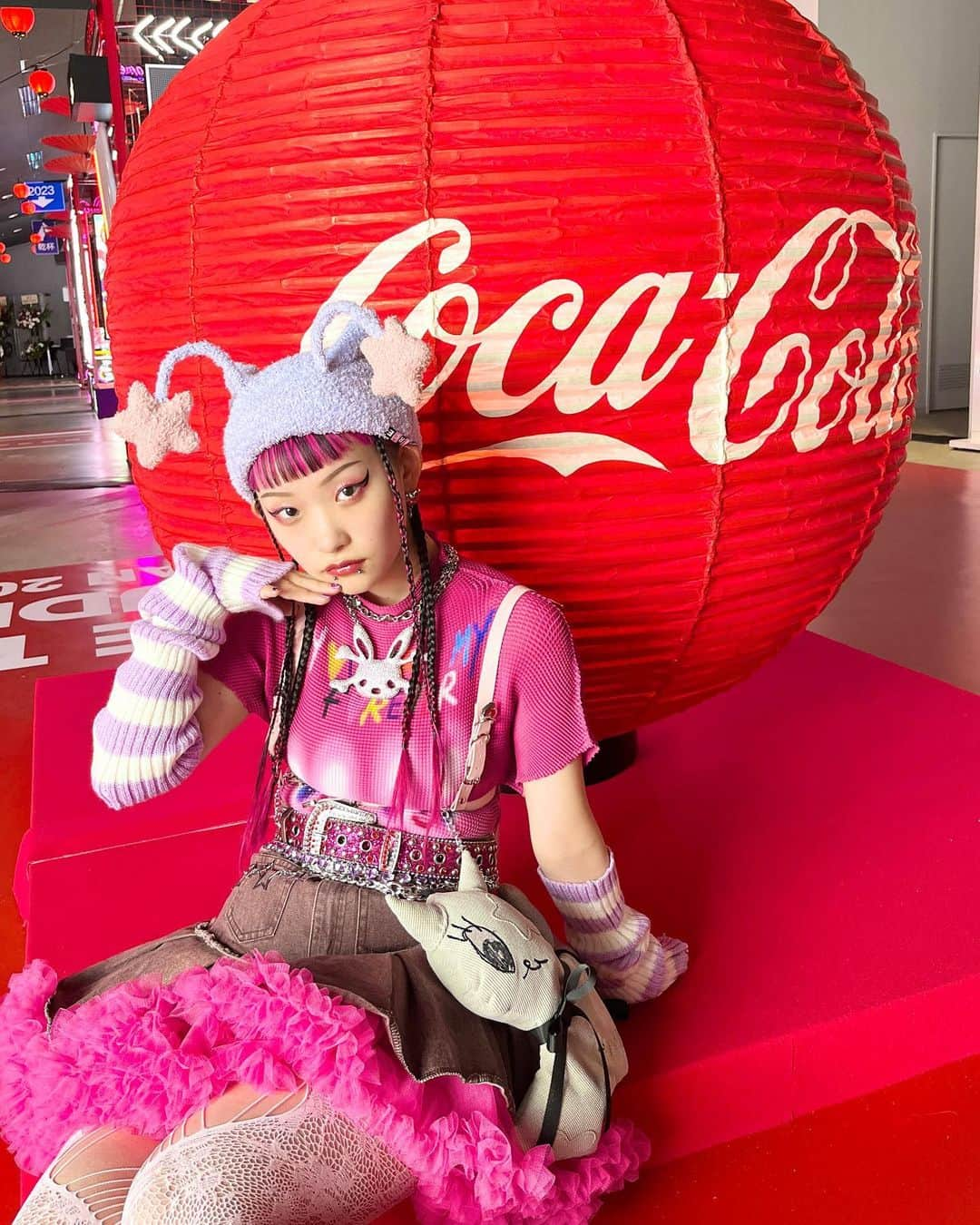 詩羽さんのインスタグラム写真 - (詩羽Instagram)「｟ @cocacola_japan ❤️‍🔥｠ Coke STUDIO SUPERPOP JAPAN 2023 in 横浜 ぴあアリーナMM  ２DAYS ★ thank you~ ʕ•ᴥ•ʔ⁎⁺˳✧༚  初めてのアリーナでした‼️ キャ〜と素敵な歓声を浴びることができて嬉しかった🫶 忘れられない２日間をありがとうございました！ みなさんとまたお会いできることを願っています！！  LOVE Coca-Cola 🥤🖤🫧  ☆*:.｡. stylist: @hizuki__am2.00 .｡.:*☆ Day① hat&accessory: @cfierce_official bag: @starry_uff  Day② hat&harness&globe: @heihei_official accessory: @moriodeguchi tights: @oysterservice_online」10月8日 23時37分 - utaha.89