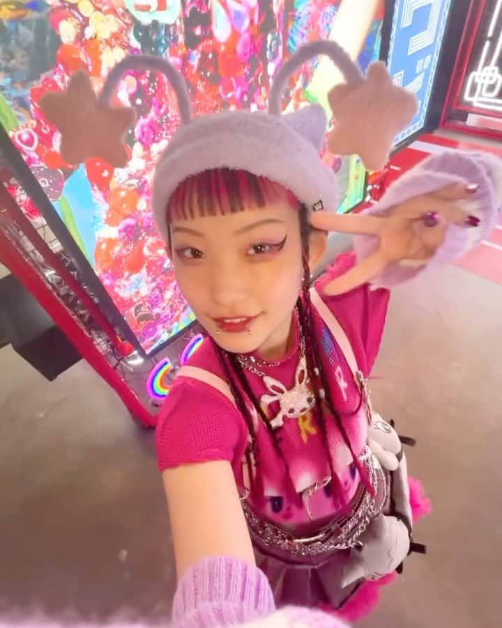 詩羽のインスタグラム：「｟ @cocacola_japan ❤️‍🔥｠ Coke STUDIO SUPERPOP JAPAN 2023 in 横浜 ぴあアリーナMM  ２DAYS ★ thank you~ ʕ•ᴥ•ʔ⁎⁺˳✧༚  初めてのアリーナでした‼️ キャ〜と素敵な歓声を浴びることができて嬉しかった🫶 忘れられない２日間をありがとうございました！ みなさんとまたお会いできることを願っています！！  LOVE Coca-Cola 🥤🖤🫧  ☆*:.｡. stylist: @hizuki__am2.00 .｡.:*☆ Day① hat&accessory: @cfierce_official bag: @starry_uff  Day② hat&harness&globe: @heihei_official accessory: @moriodeguchi tights: @oysterservice_online」