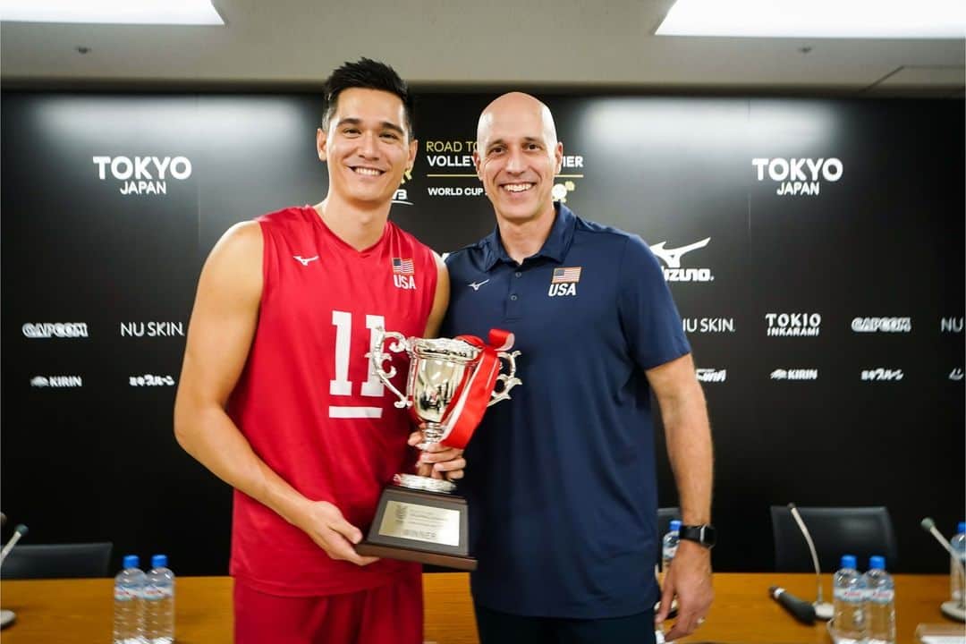 USA Volleyballさんのインスタグラム写真 - (USA VolleyballInstagram)「Undefeated! ☝️   The U.S. Men 🇺🇸 finished the 2023 FIVB Road to Paris Olympic Qualfier at 7-0 after a 3-2 (25-19, 22-25, 19-25, 25-23, 15-12) win over host Japan 🇯🇵 on Sunday.  The U.S. Men were awarded the "traditional World Cup" 🏆 for winning the group.  Story to come」10月8日 23時38分 - usavolleyball