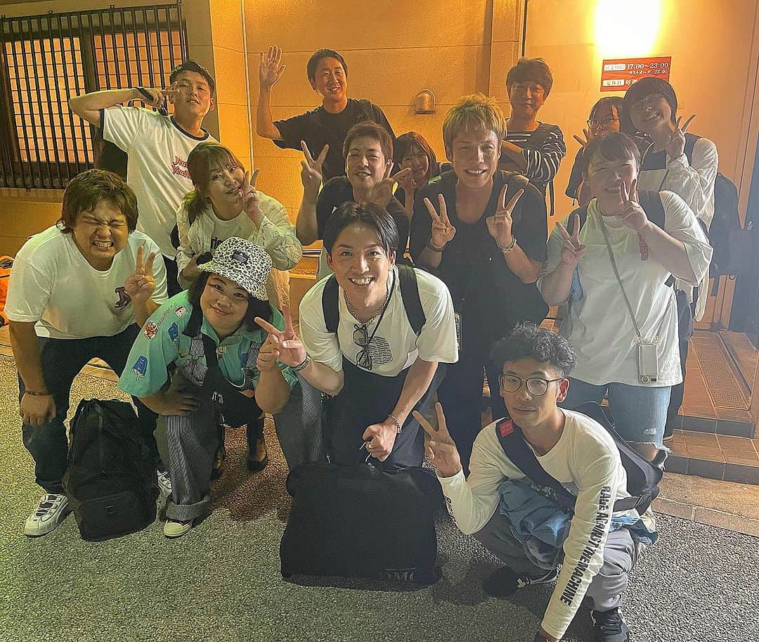 河井ゆずるさんのインスタグラム写真 - (河井ゆずるInstagram)「沖縄の単独ライブ、アフターライブにお越し頂いた皆さん！ありがとうございました！！！  マジで楽しかったです！！！  遠方からお越し頂いた皆さんもわざわざありがとうございました。  打ち上げはみんな千と千尋のお父さんとお母さんが豚になるシーンを思い出させるくらいの食べっぷりでした。  今年のツアーも残すところラスト大阪！ ゲストの後輩のみんな、スタッフさん、そして劇場まで来て下さるお客さんに感謝です！！  ラストの大阪も頑張ります🔥  ※2枚目の写真は全体を広く撮りたいが立ってまで撮るのは面倒、な熊プロ。」10月8日 23時50分 - kawaiyuzuru