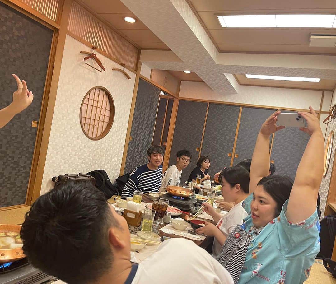河井ゆずるさんのインスタグラム写真 - (河井ゆずるInstagram)「沖縄の単独ライブ、アフターライブにお越し頂いた皆さん！ありがとうございました！！！  マジで楽しかったです！！！  遠方からお越し頂いた皆さんもわざわざありがとうございました。  打ち上げはみんな千と千尋のお父さんとお母さんが豚になるシーンを思い出させるくらいの食べっぷりでした。  今年のツアーも残すところラスト大阪！ ゲストの後輩のみんな、スタッフさん、そして劇場まで来て下さるお客さんに感謝です！！  ラストの大阪も頑張ります🔥  ※2枚目の写真は全体を広く撮りたいが立ってまで撮るのは面倒、な熊プロ。」10月8日 23時50分 - kawaiyuzuru