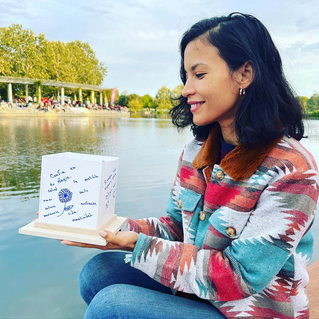 ダナイ・ガルシアのインスタグラム：「The magic in new beginnings is truly the most powerful of them all. 🧡💐🕯🌷 we sent love to the world 🌍  #waterlanternfestival #tradition #beauty #herewego #newchapter #live #love #magic  Never forget the magic 💐🌱👑#queen」